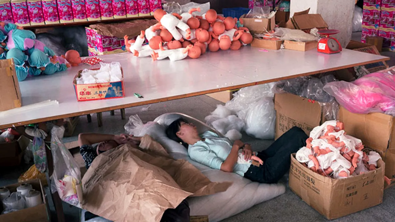 De unde vin JUCĂRIILE: Muncitorii chinezi, obligaţi să doarmă printre păpuşi. 75 la sută din jucăriile lumii sunt produse în China - FOTO