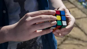 Un american a bătut recordul privind rezolvarea unui cub Rubik cu ochii închiși