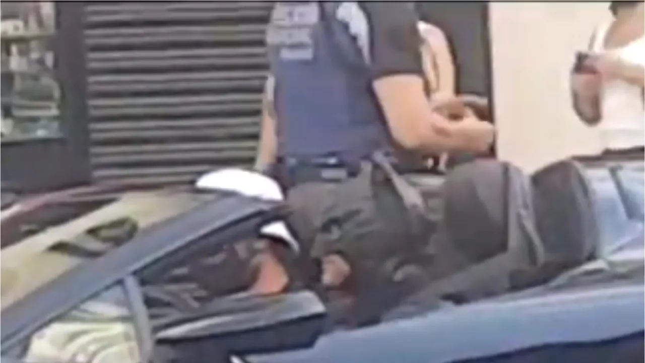VIDEO Legea e pentru toţi, chiar şi pentru supereroi: Poliţia din Madrid l-a amendat pe Batman în trafic
