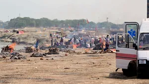 Imaginile care au îngrozit India. Zeci de cadavre ale unor persoane care se presupune că au murit de Covid au eşuat pe malurile Gangelui