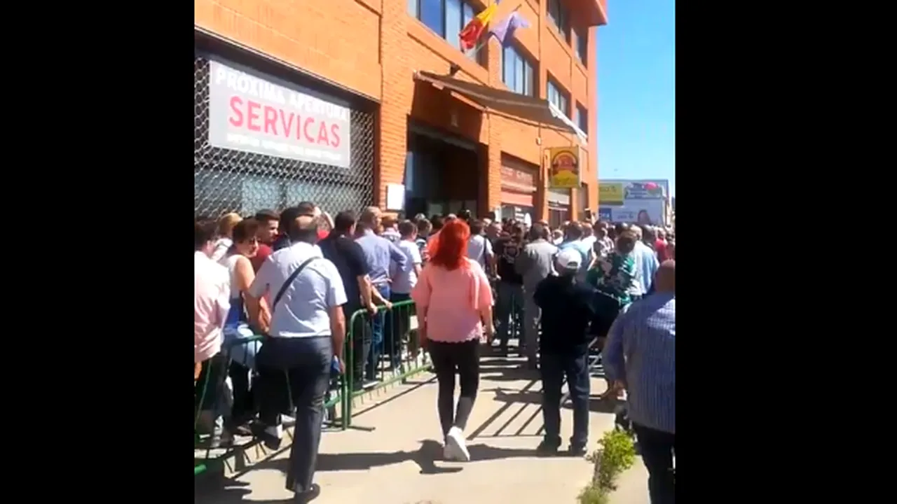 VIDEO Incidente unde sunt comunităţi mari de români. Castellon (Spania): Oamenii, nemulţumiţi de cozile de la vot au strigat „Ruşine să vă fie!”