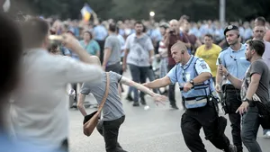 Sesizare pentru ultraj pe numele unui protestatar care ar fi lovit jandarmi la protestul din 4 iulie 