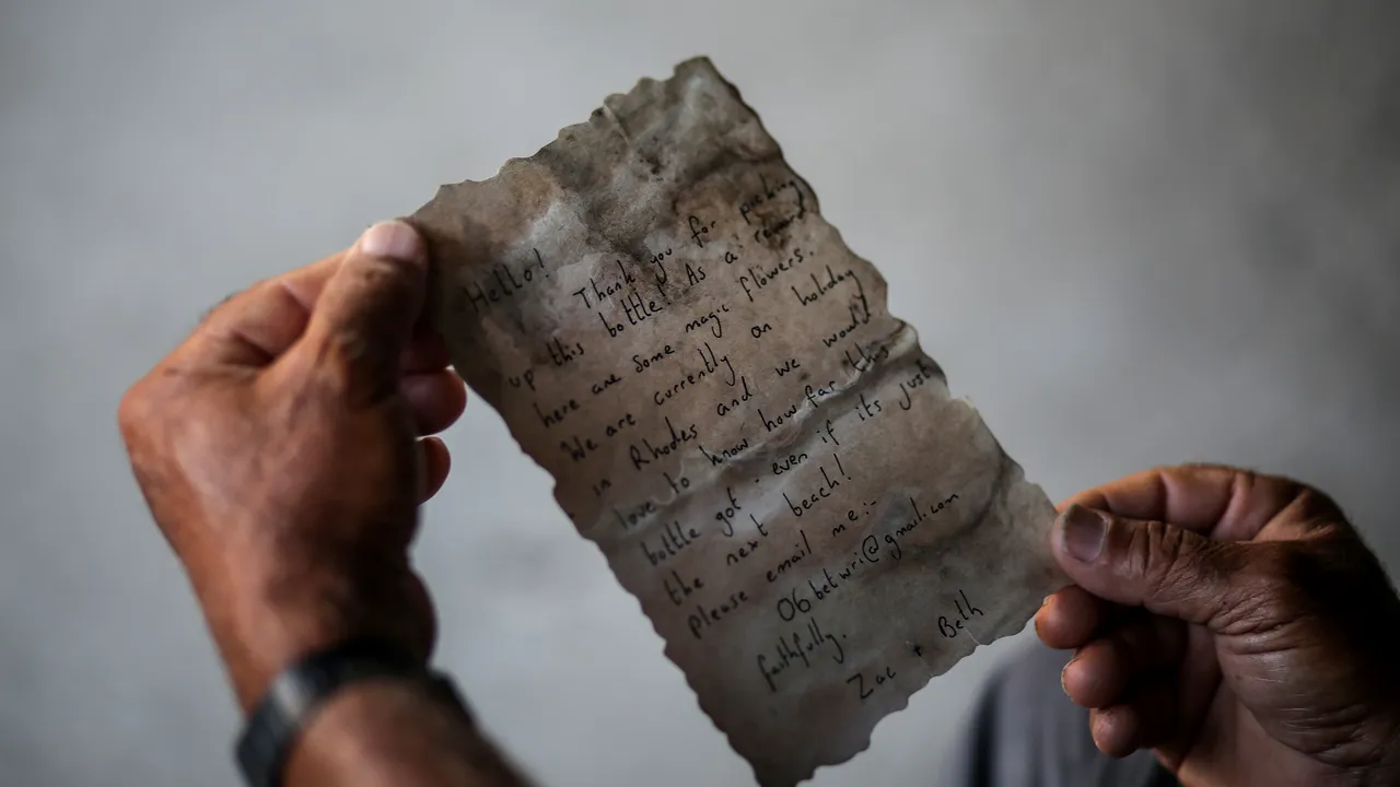 FOTO | Mesajul dintr-o sticlă a unui cuplu britanic a ajuns la un pescar din Gaza, după o călătorie de 40 de zile