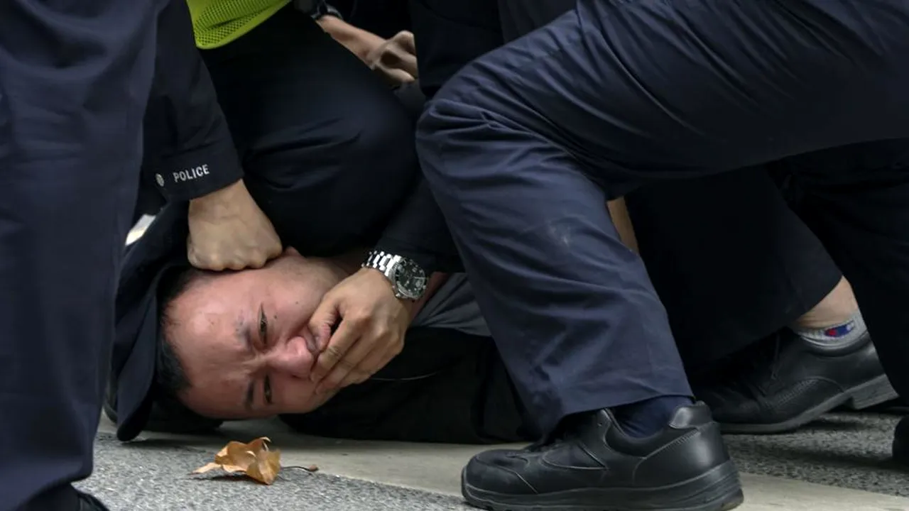 Protestele rare din China par să fi fost înăbuşite. Poliţia chineză a efectuat numeroare arestări / Restricţiile vor fi înăsprite