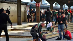 INCIDENTE VIOLENTE înaintea meciului ROMÂNIA - UNGARIA: Fanii maghiari, evacuaţi din Centrul vechi şi Gara de Nord. Mai multe persoane au ajuns la spital