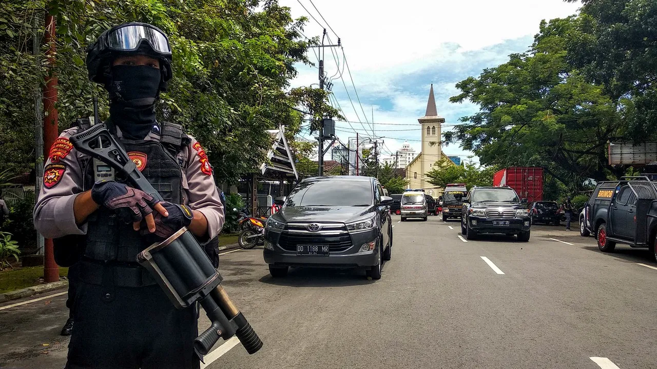 VIDEO Atentat cu bombă în duminica Floriilor. Cel puţin 14 răniţi, după ce două persoane s-au aruncat în aer în faţa unei biserici catolice din Indonezia