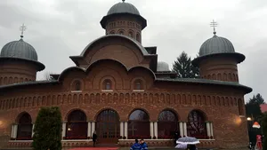 Atmosfera de la Curtea de Argeş, cu câteva ore înainte de înmormântare: Zeci de oameni, unii cu steagul regal la ei, au venit să-l conducă pe Regele Mihai pe ultimul drum | FOTO, VIDEO