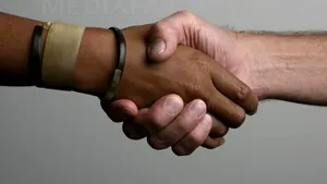 O strângere de mână fermă, asociată unei speranţe de viaţă mai mari