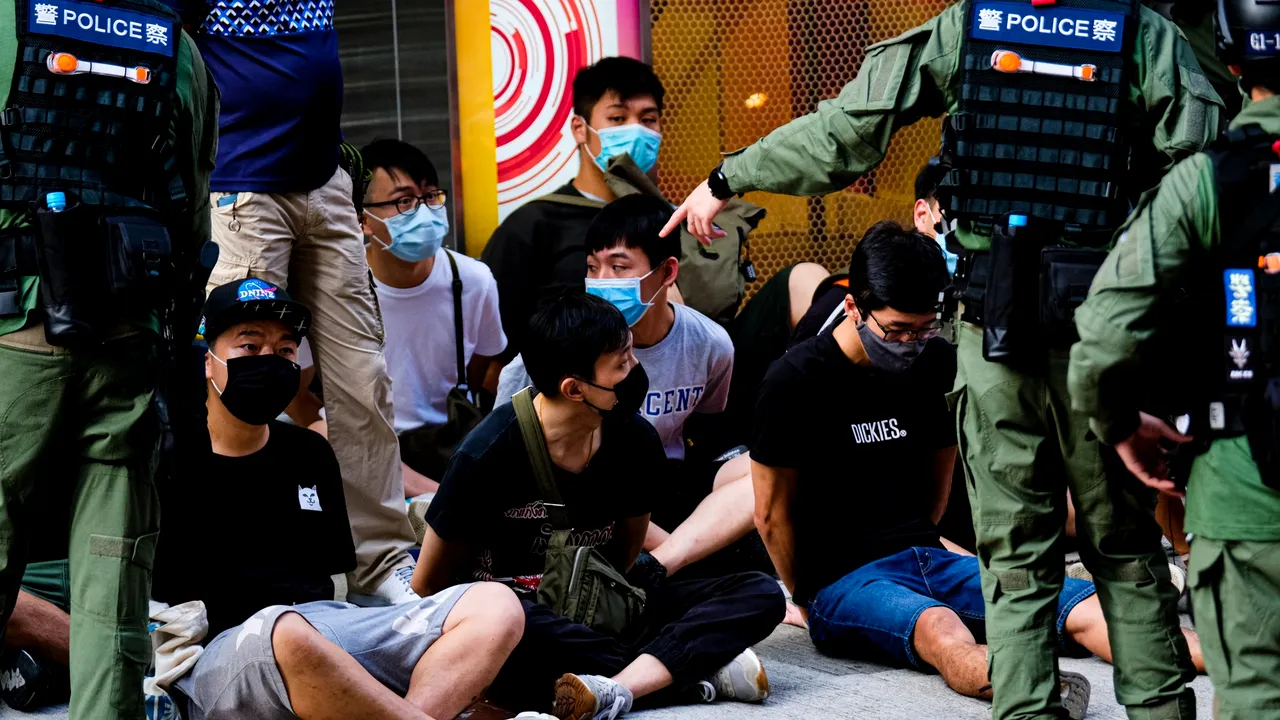 Sute de arestări în Hong Kong la protestele împotriva amânării alegerilor