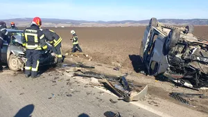 Carambol între 4 maşini şi un TIR, în Vâlcea. Trafic alternativ pe DN 7