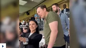 Elon Musk, selfie cu Naila Asker-zade, soţia unuia dintre colaboratorii apropiaţi ai lui Putin

