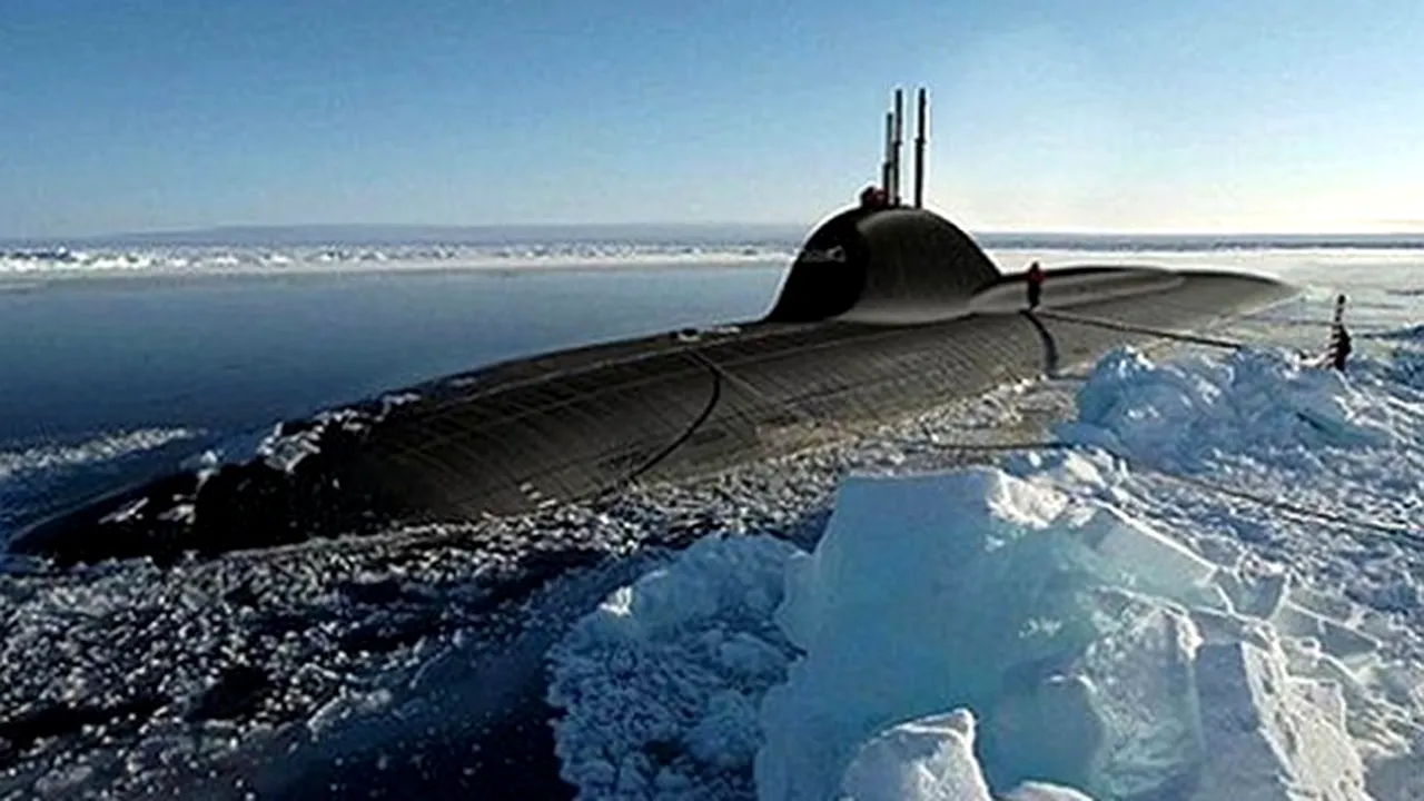 Vladimir Putin admite, la trei zile de la incident, că submarinul ultra-secret, la bordul căruia s-a produs incendiul, avea reactor nuclear