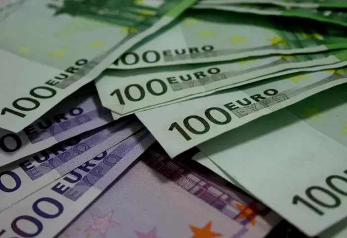 NEWS ALERT Demnitarii români trebuie să își declare averile. Ce conține și cum arată noua declarație de interese financiară, în legea adoptată de Camera Deputaților. Ce modificări s-au făcut în noua lege a Integrității