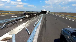 Circulaţie dificilă pe Drumul Expres Piteşti - Craiova. Un camion încărcat cu cărbuni s-a răstunat