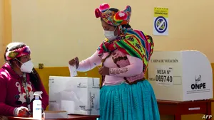 Alegeri în Peru: un candidat la preşedinţie a promis 2.500 de dolari pentru fiecare familie cu o victimă a COVID-19