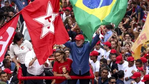 Brazilia fierbe în așteptarea rezultatelor alegerilor. Cine va fi noul președinte al republicii. Bolsonaro vs. Lula, scor strâns în sondaje