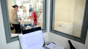 Ofiţerii Direcţiei Generale Anticorupţie ridică noi documente de la Spitalul Marie Curie din Capitală 