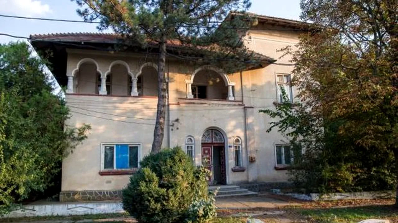 FOTO | Cum arată conacul interbelic cu 18 camere, heleşteu şi curte de 1200 de metri pătraţi mai ieftin decât o garsonieră în Bucureşti