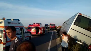 ACCIDENT între un autocar înmatriculat în Serbia şi un camion: 13 persoane au fost rănite în urma impactului 