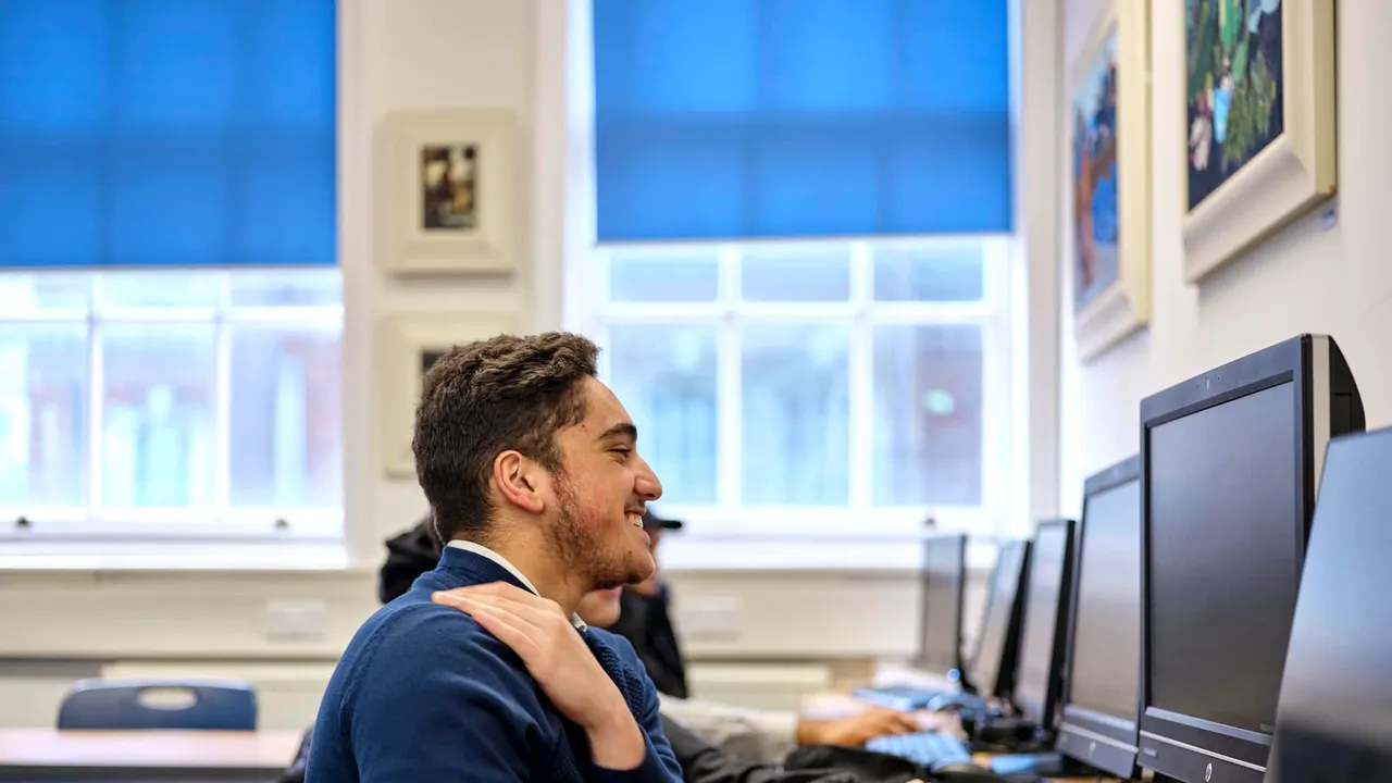 Inteligenţa artificială înlocuieşte profesorii într-o şcoală din Marea Britanie