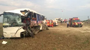 ACCIDENT în Arad: O persoană a murit şi alte nouă au fost rănite după ce un TIR a lovit două autobuze. Un autobuz a ajuns pe câmp - FOTO