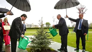 Imaginea zilei: Preşedintele Turkmenistanului şi cel al Belarusului udă un copac sub umbrele, în timp ce afară plouă