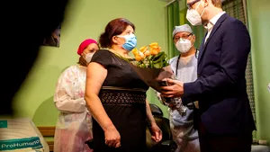 Primarul Fritz a oferit flori primei persoane care s-a vaccinat în cabinetul unui medic de familie 