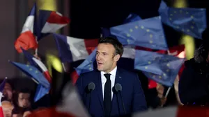 Emmanuel Macron a fost atacat cu roşii la prima ieşire după câştigarea celui de-al doilea mandat