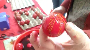 Vinerea înaintea Paştelui catolic: ouă încondeiate şi slujbe speciale în biserici - FOTO, VIDEO