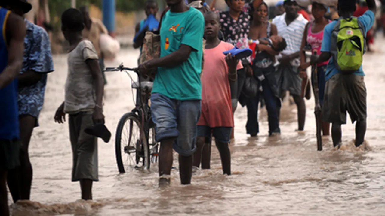 Cel puţin 101 morţi în Haiti, în urma ciclonului Ike (Galerie Foto)