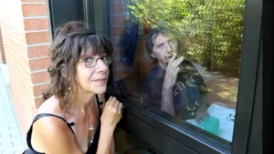 Poveste de dragoste în vremea COVID. Elisabetta Morotti stă de 420 de zile la fereastra azilului unde e internat soţul ei