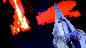 Membri ai organizaţiei rasiste Ku Klux Klan au defilat în SUA, pentru a aclama victoria lui Trump