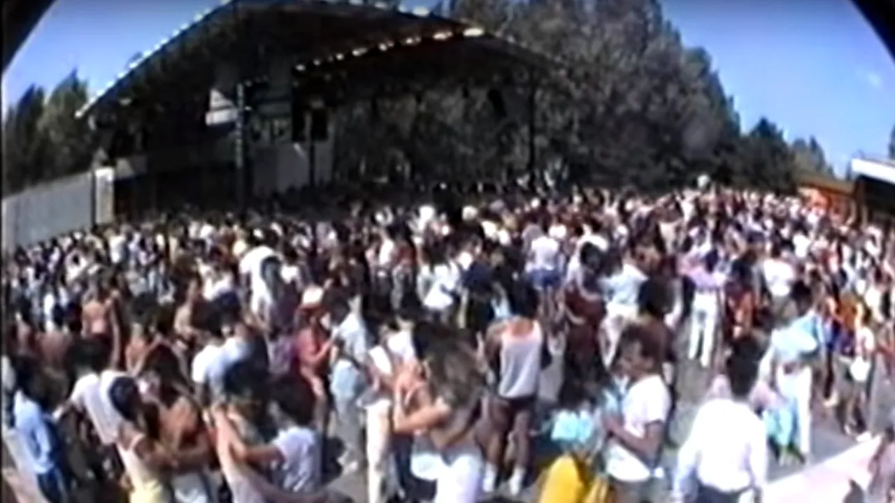 Clip de ARHIVĂ. Cum se distrau românii la mare în ultimul deceniu al epocii Ceauşescu/ Anii de glorie ai discotecii Ring din Costineşti
