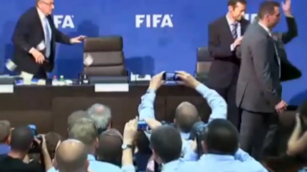 Un actor britanic a aruncat cu bancnote false în direcţia lui Blatter la o conferinţă - VIDEO