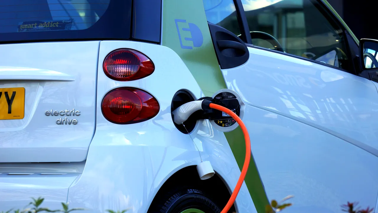 Mai mult de jumătate dintre maşinile noi vândute în China sunt electrice sau hibride