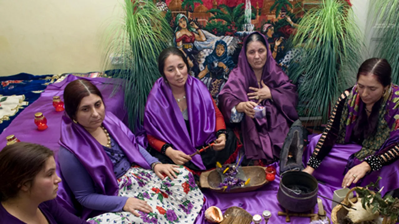 Parlamentarii clujeni dezaprobă ritualurile vrăjitoarelor de dezlegare a blestemului flăcării violet