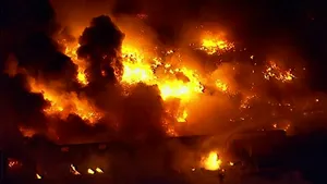 Un incendiu de proporţii a mistuit un parc industrial din Statele Unite. VIDEO