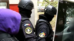 Patru membri ai Clanului Sportivilor din Capitală, reţinuţi după ce ar fi incendiat casa familiei Corduneanu din Iaşi - VIDEO