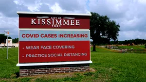 Statul Florida a înregistrat un număr-record de cazuri noi de Covid-19 în 24 de ore. Guvernatorul DeSantis nu a impus obligativitatea purtării măştii