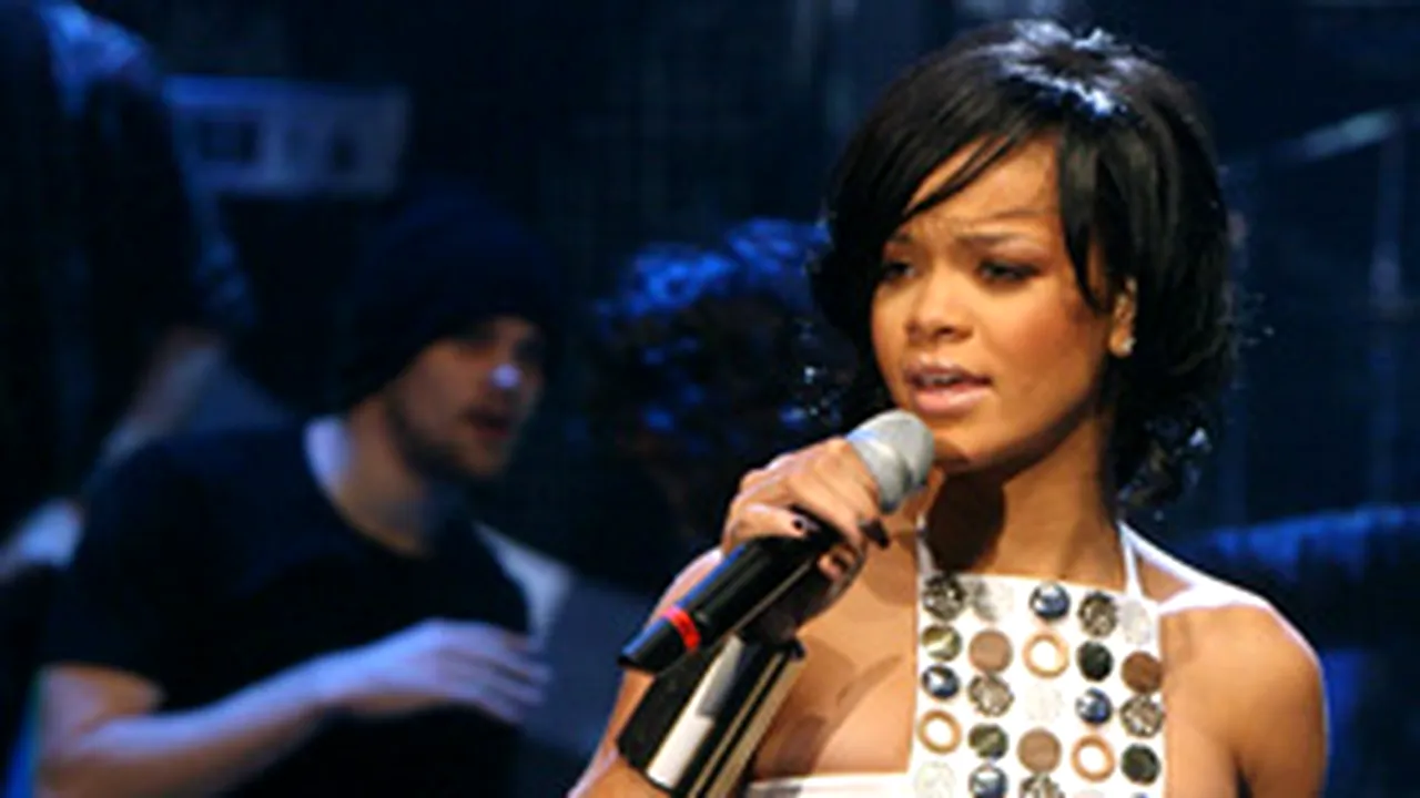 Rihanna şi T.I. cântă 