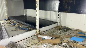 ANPC: Gândaci şi vitrine deteriorate într-o piaţă din Ploieşti. Activitatea a 5 firme a fost oprită