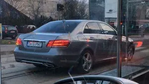 Primarul Timişoarei a depăşit o coloană de maşini pe linia de tramvai. Ce scuză a folosit Nicolae Robu - FOTO