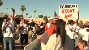 Sute de oameni au participat la un miting antiislam şi o contrademonstraţie la o moschee în Arizona - VIDEO