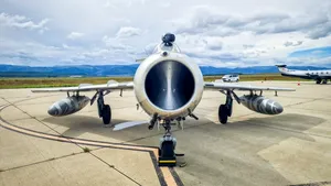 Spectacol aviatic rar la Sibiu. Un MiG-15 a aterizat pe Aeroportul Internaţional din oraș