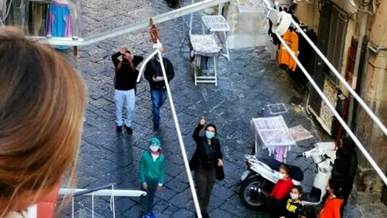 Tonino, învăţător în Napoli, predă copiilor de sub balcoane, pentru că şcolile s-au închis