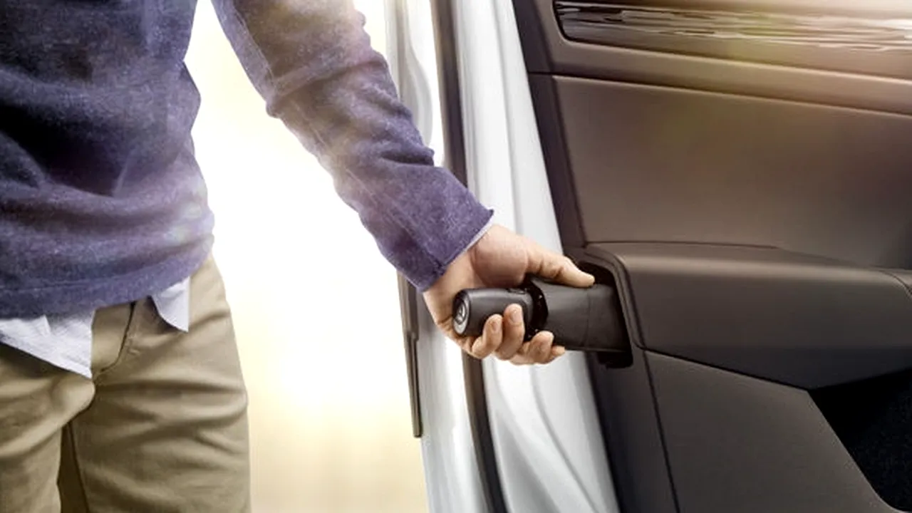 Nu doar pe Rolls-Royce. O marcă accesibilă de maşini oferă modele care vin cu umbrele încorporate în uşi
