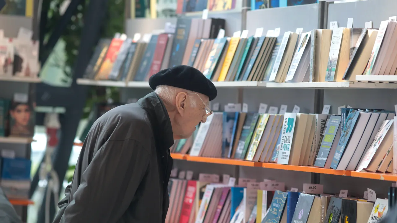 Guvernul ar putea creşte taxele pe cărţi. Asociaţia Editorilor: Va creşte riscul de insolvenţe şi de falimente / România este deja la coada clasamentelor privind cititul şi cumpăratul de cărţi