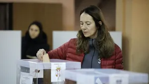 Alegeri parlamentare în Serbia. Cozi imense pentru exprimarea votului. Vucic a așteptat o oră și jumătate pentru a vota