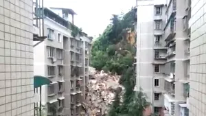 Un bloc de nouă etaje s-a prăbuşit în China, după o alunecare de teren - VIDEO