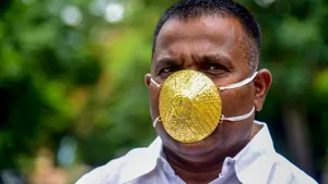 Extravaganţă! Un bărbat a comandat o mască de aur personalizată pentru a-l proteja de coronavirus